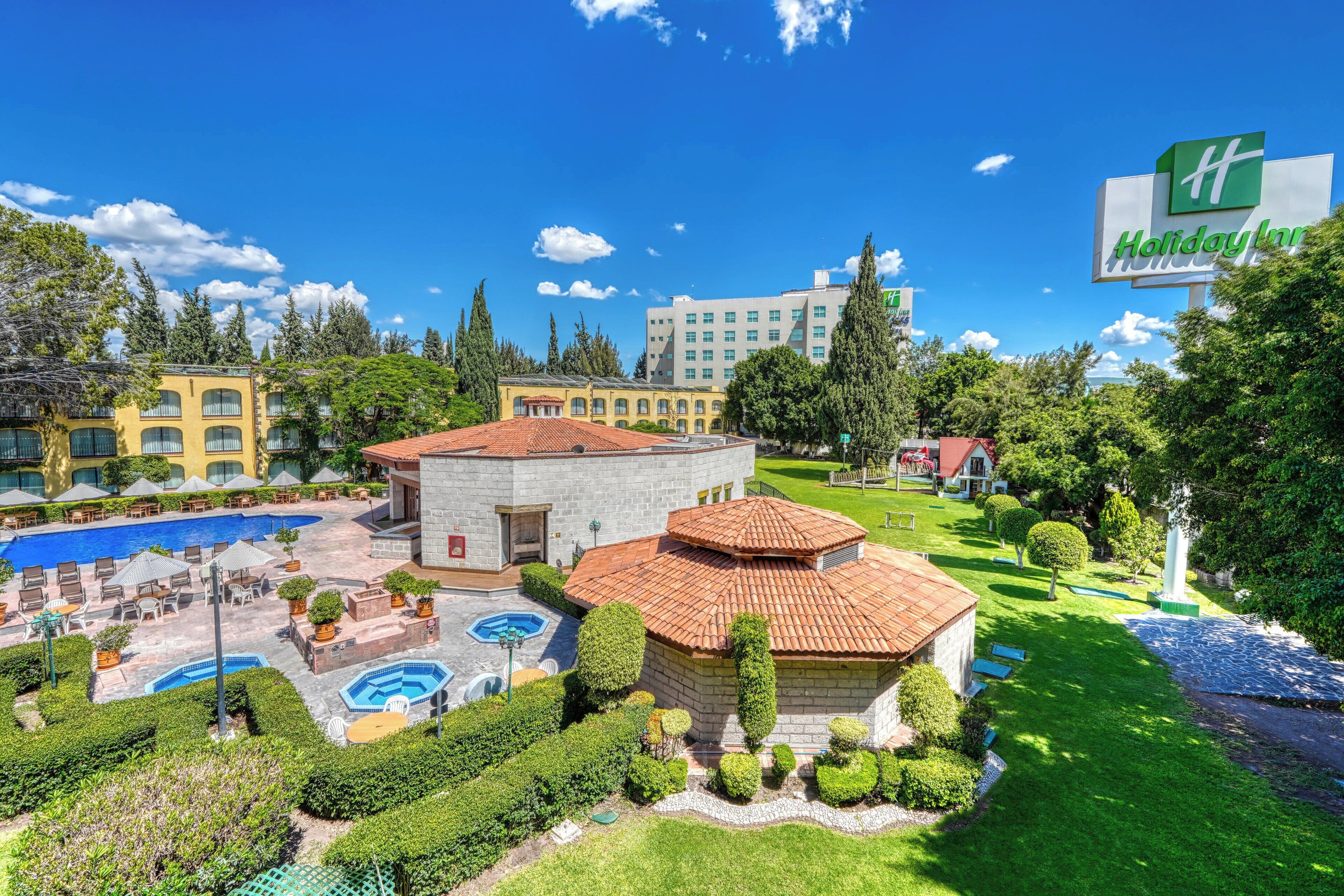 Piscine extérieure, accès possible de 8 h à 20 h, parasols