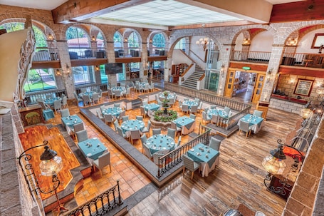 3 restaurantes; se sirve desayuno, almuerzo y cena; cocina internacional. Holiday Inn Queretaro-Centro Historico by IHG