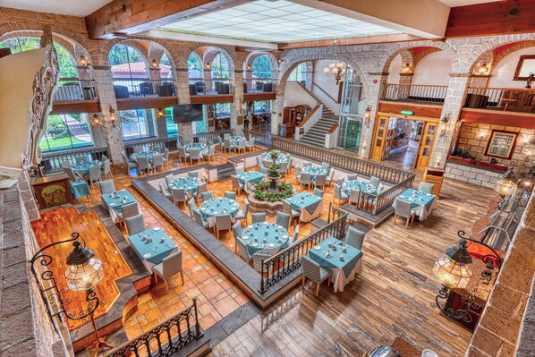 3 restaurantes; se sirven desayunos, almuerzos y cocina internacional