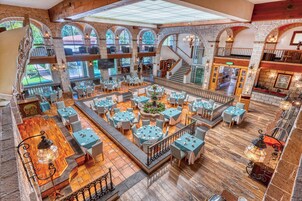 3 restaurantes; se sirve desayuno, almuerzo y cena