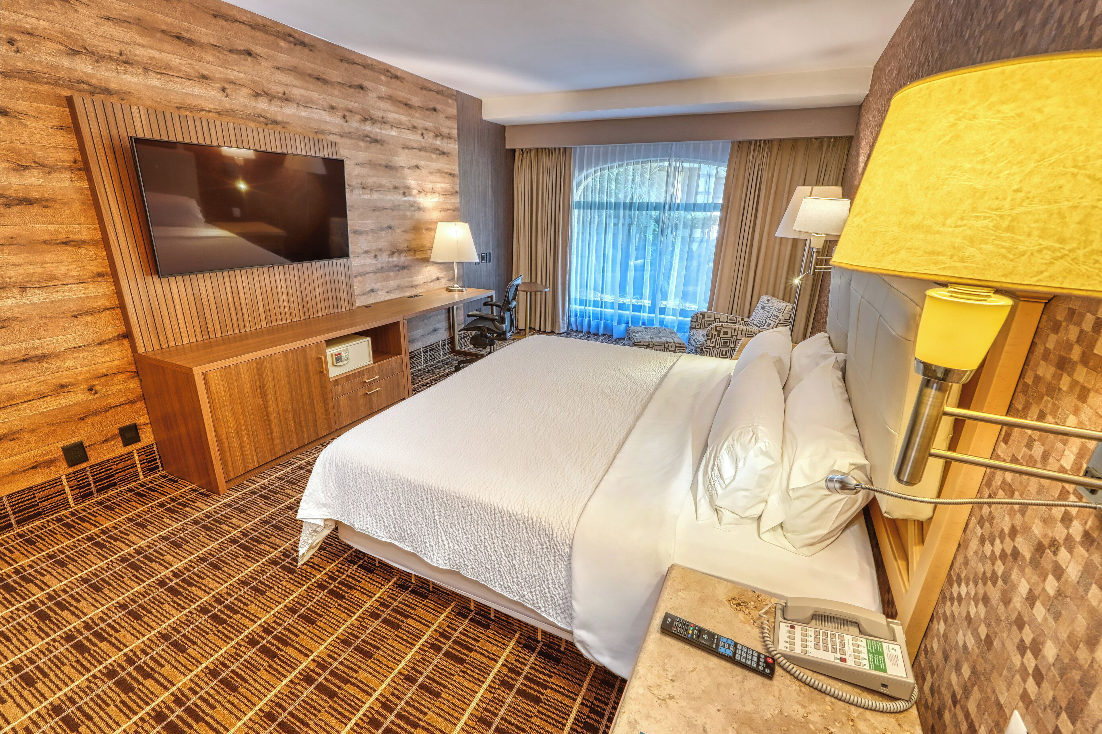 Chambre Standard, 1 très grand lit, baignoire adaptée aux personnes à mobilité réduite | Literie de qualité, minibar, coffre-fort, bureau