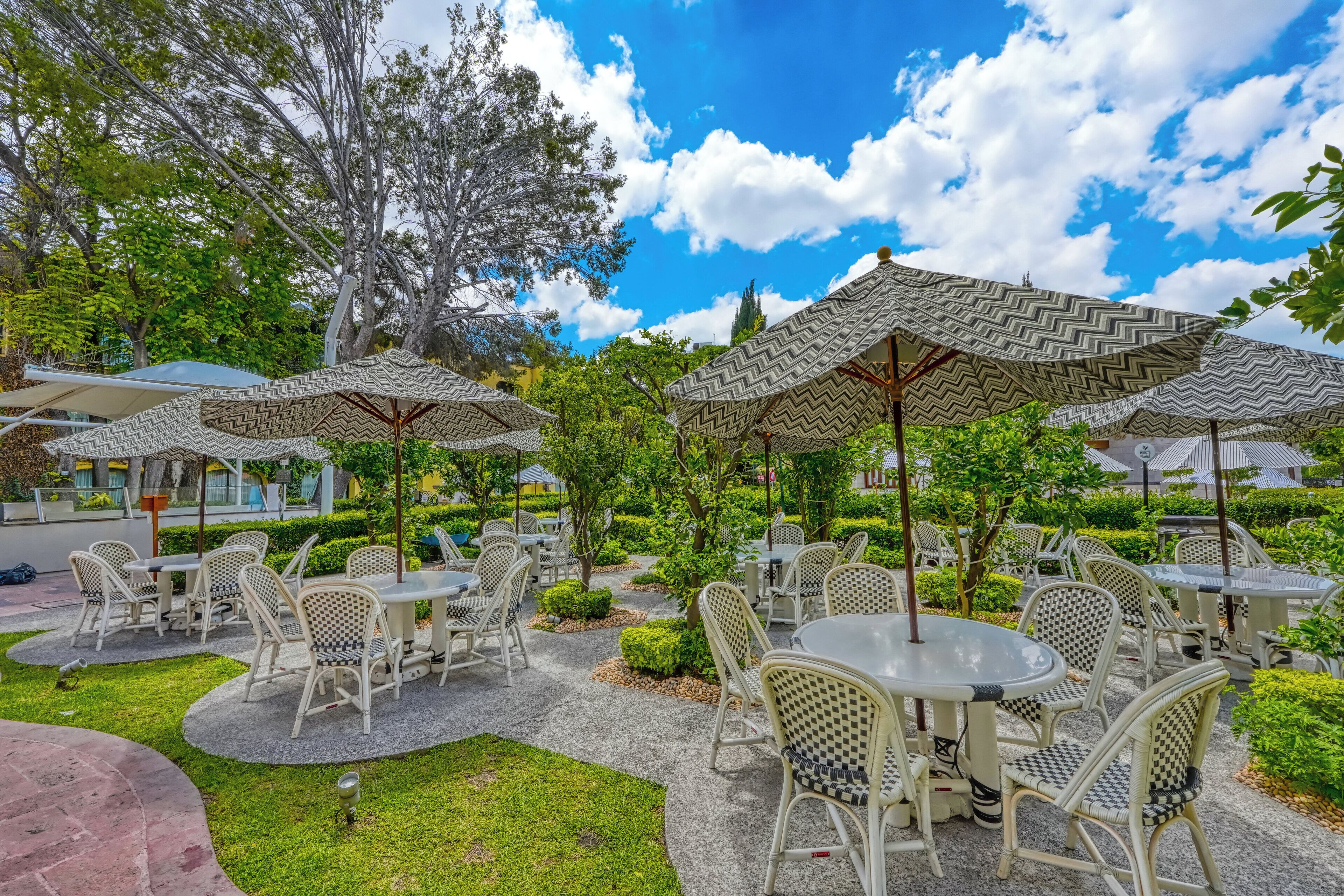 3 restaurants, servant le déjeuner et le dîner; cuisine internationale