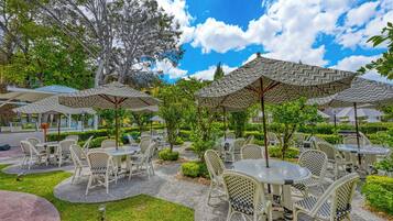 3 restaurants, breakfast, lunch, dinner served; international cuisine