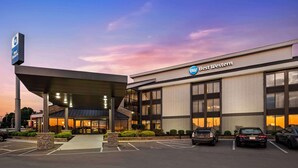 A Best Western hotel with a covered entrance, large windows, and a parking lot. - Best Western Ashbury Inn (La Grange)