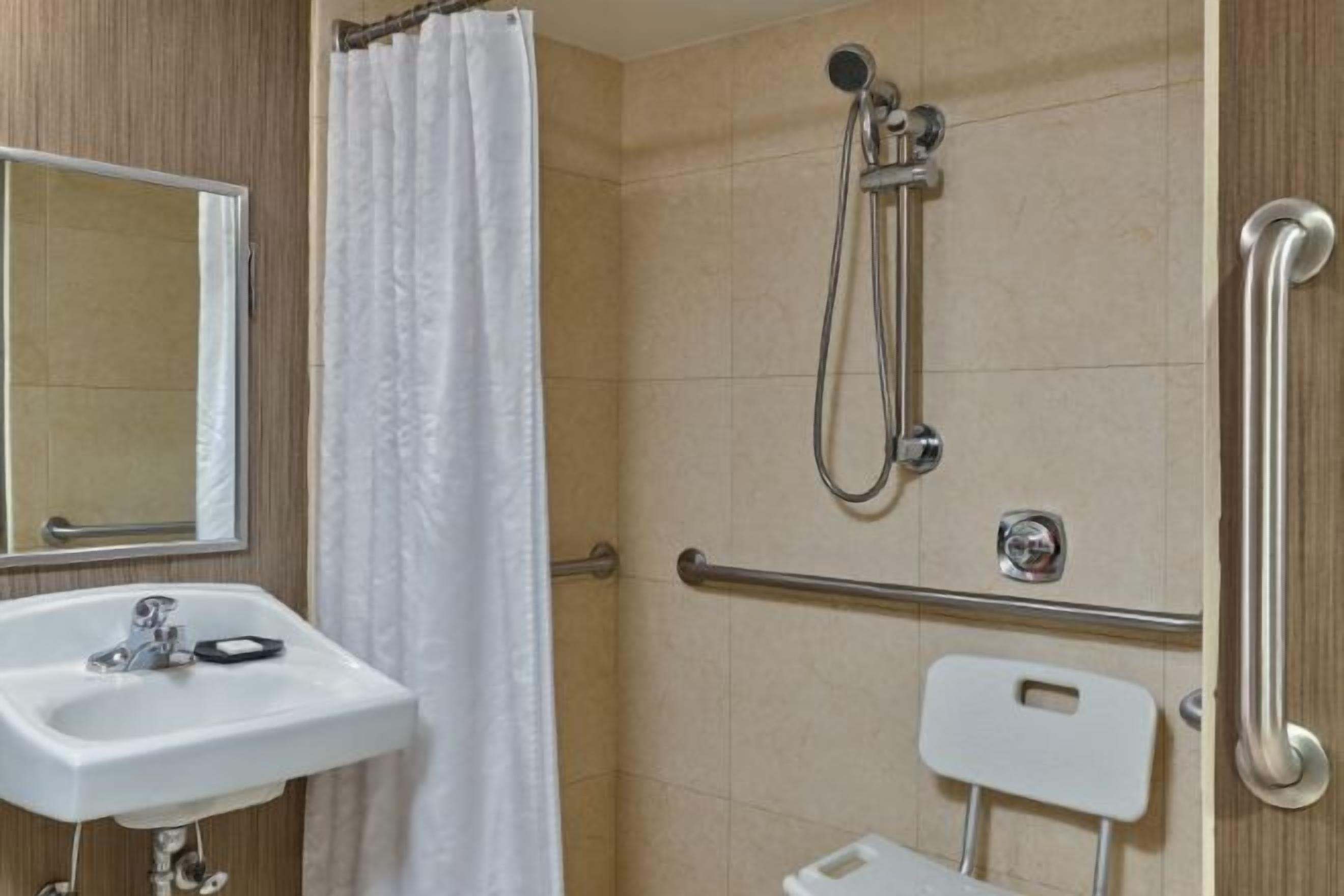 Articles de toilette de luxe, sèche-cheveux, peignoirs