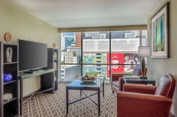 Premium bedding, in-room safe, desk, soundproofing at Courtland Grand Hotel, Trademark Collection by Wyndham