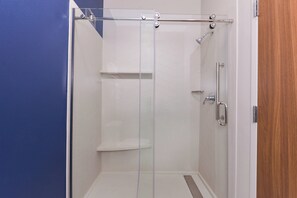 Habitación, 1 cama King size | Baño | Amenidades de baño ecológicas, secadora de cabello, toallas 