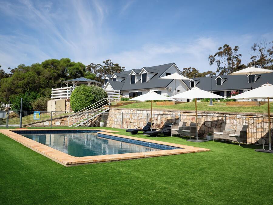 Außenpool, Sonnenschirme, Liegestühle