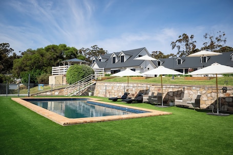 Outdoor pool, pool umbrellas, pool loungers. Clare Valley Motel