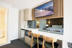 Chambre, 1 très grand lit | Literie de qualité, bureau, fer et planche à repasser