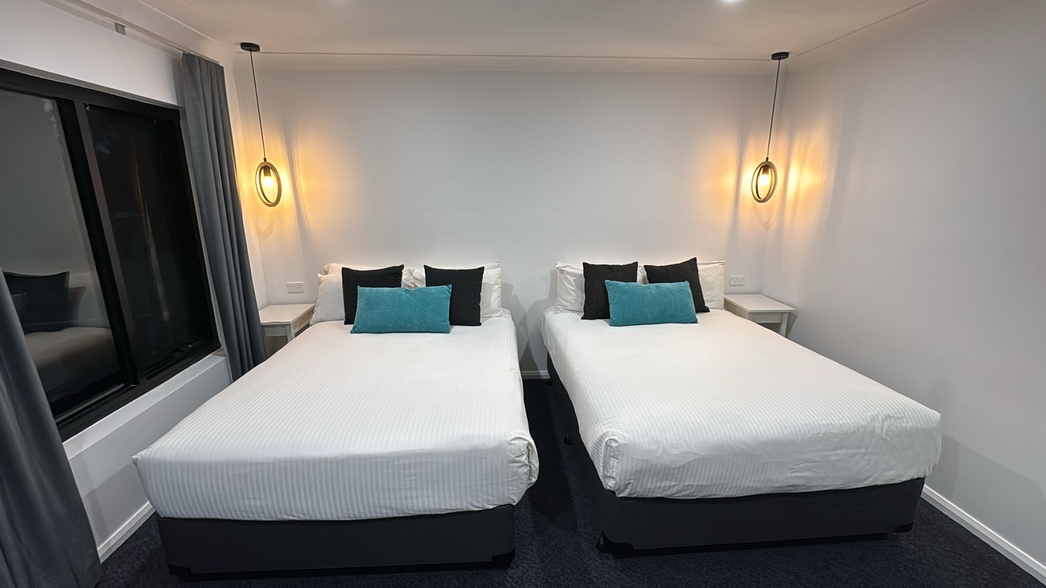 Dobbelt- eller tomannsrom – deluxe | Sengetøy av topp kvalitet, skrivebord og strykejern/-brett