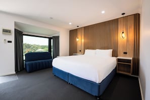 Habitación, 1 cama King size | Ropa de cama de alta calidad y escritorio