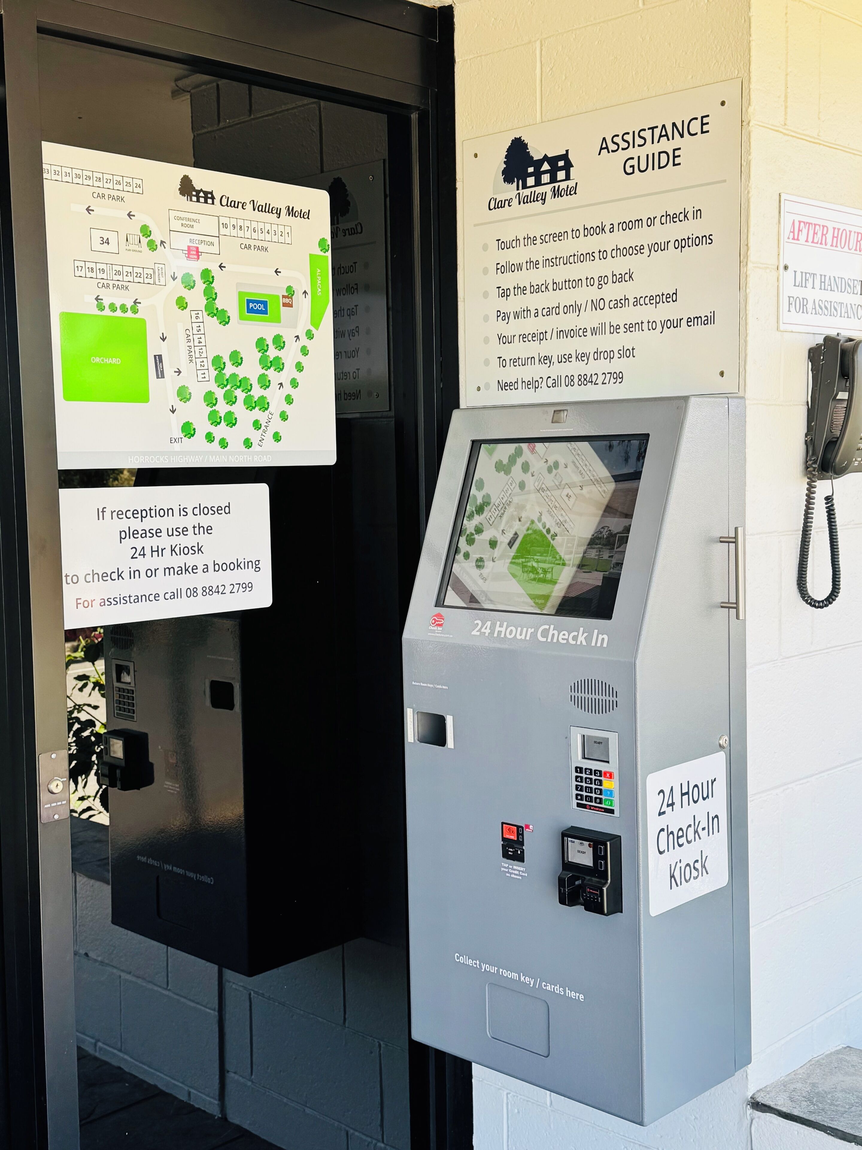 Un chiosco check-in disponibile 24 ore su 24 al Clare Valley Motel, con una mappa e una guida di assistenza.