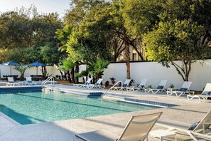 Piscine extérieure, chaises longues