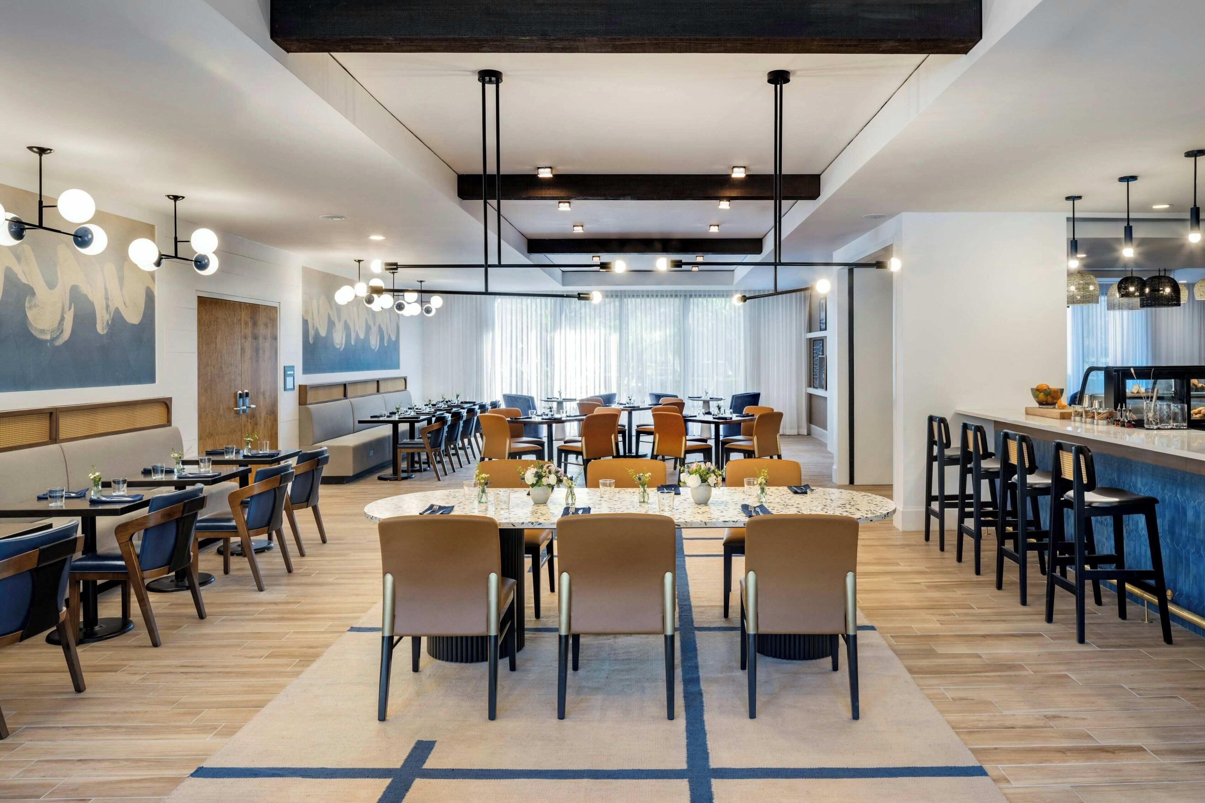 供應早餐和晚餐，美國料理