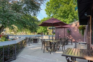 An outdoor patio with a table and chairs, surrounded by a railing and trees. - Best Western Sunridge Inn & Conference Center (Baker City)