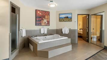 Suite, 1 cama de matrimonio grande, no fumadores, bañera de hidromasaje | Ropa de cama hipoalergénica, escritorio, cortinas opacas