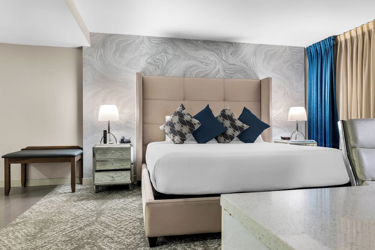 Suite, 1 King Bed (Living Area Powder Room)