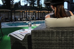 Una piscina al aire libre, cabañas de piscina gratuitas, sombrillas