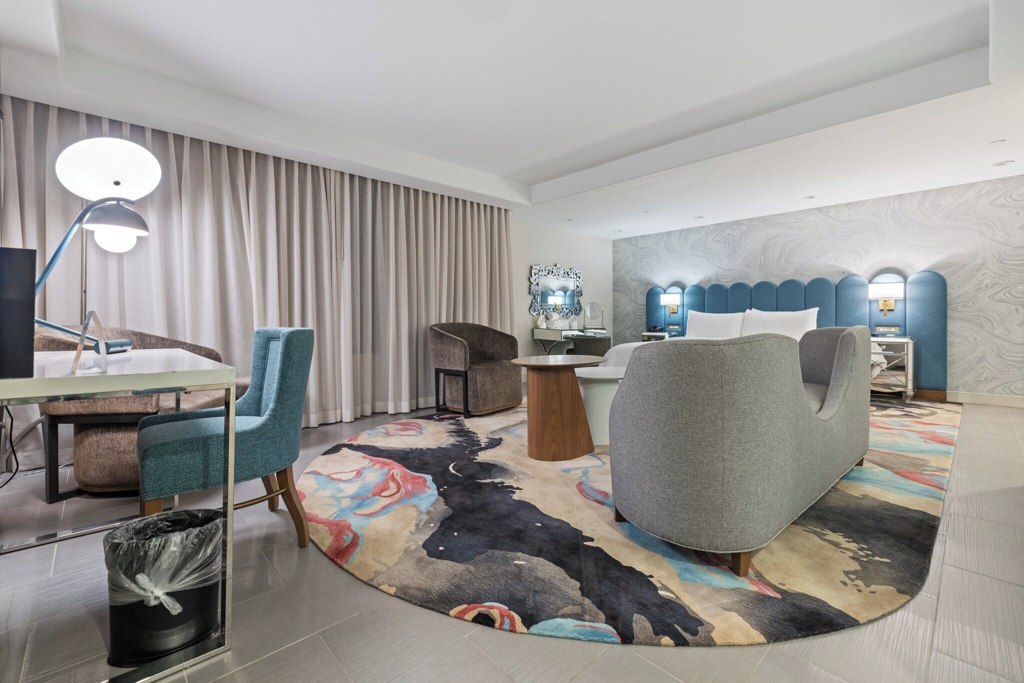 Phòng Suite, 1 giường cỡ king (Living Area) | Bộ đồ giường cao cấp, nệm có lớp đệm bông, két bảo mật tại phòng 