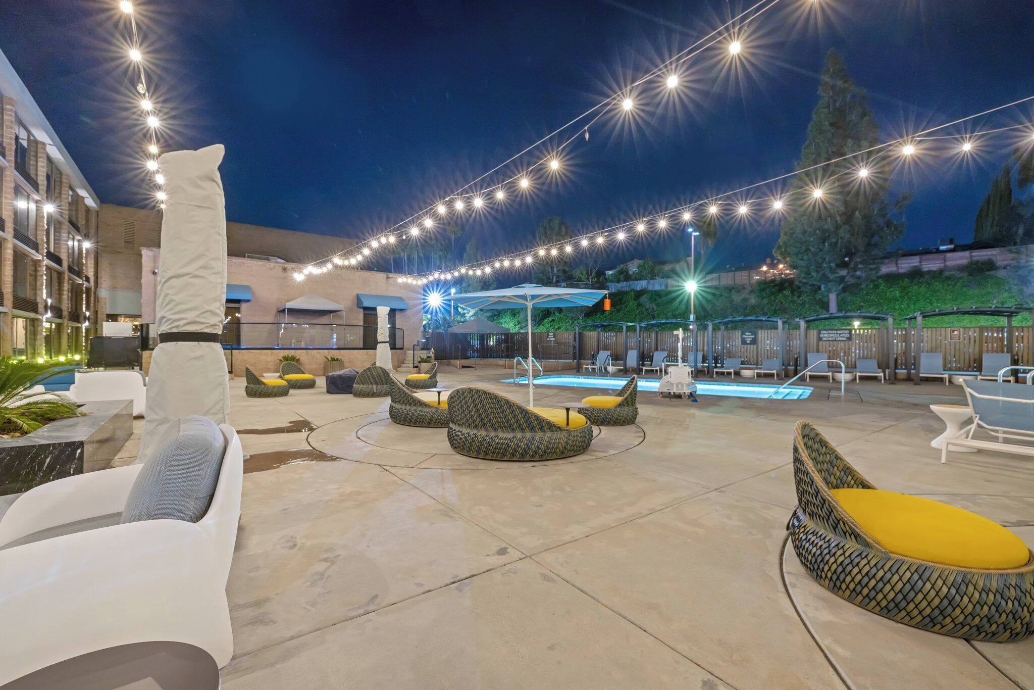 สระว่ายน้ำกลางแจ้ง, คาบาน่าฟรี, ร่มริมสระว่ายน้ำ