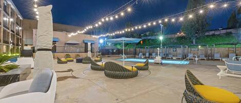Una piscina al aire libre, camas de piscina gratis, sombrillas