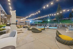 Una piscina al aire libre, camas de piscina gratis, sombrillas