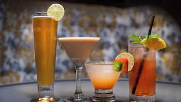 Cuatro tipos diferentes de bebidas en distintos vasos.