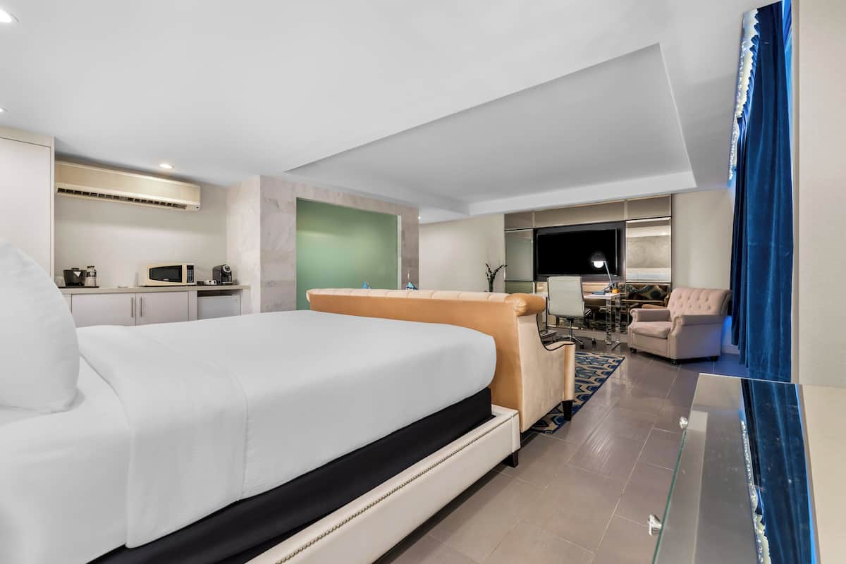 Suite, 1 King Bed (Living Area) | Premium bedding, pillowtop beds, in-room safe, desk