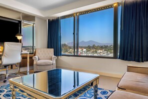 جناح - سرير ملكي (Living Area) | أغطية فراش متميزة وأسرّة بطبقة علوية مريحة وخزنة داخل الغرفة ومكتب
