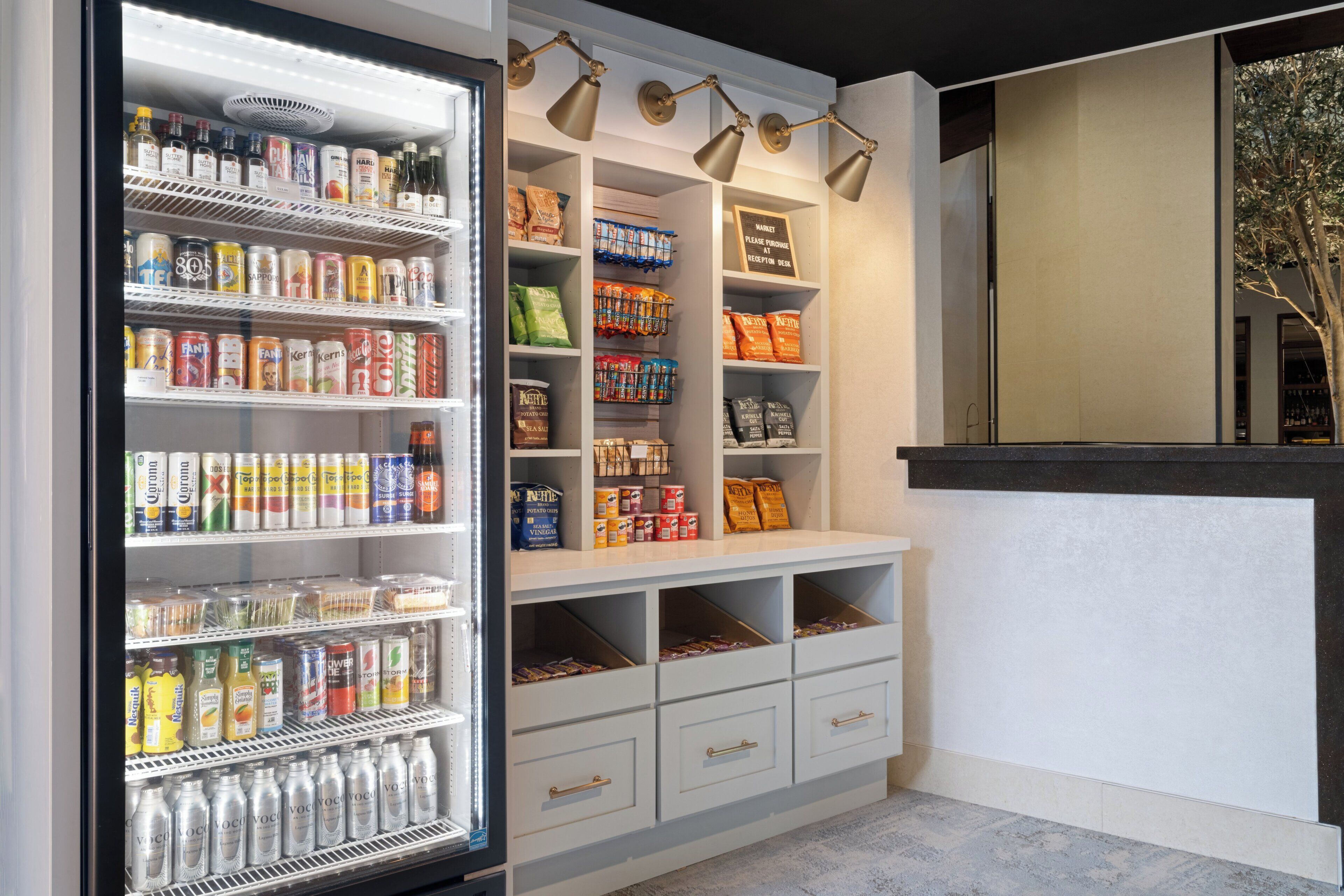 Una despensa bien organizada con diversos alimentos y bebidas.