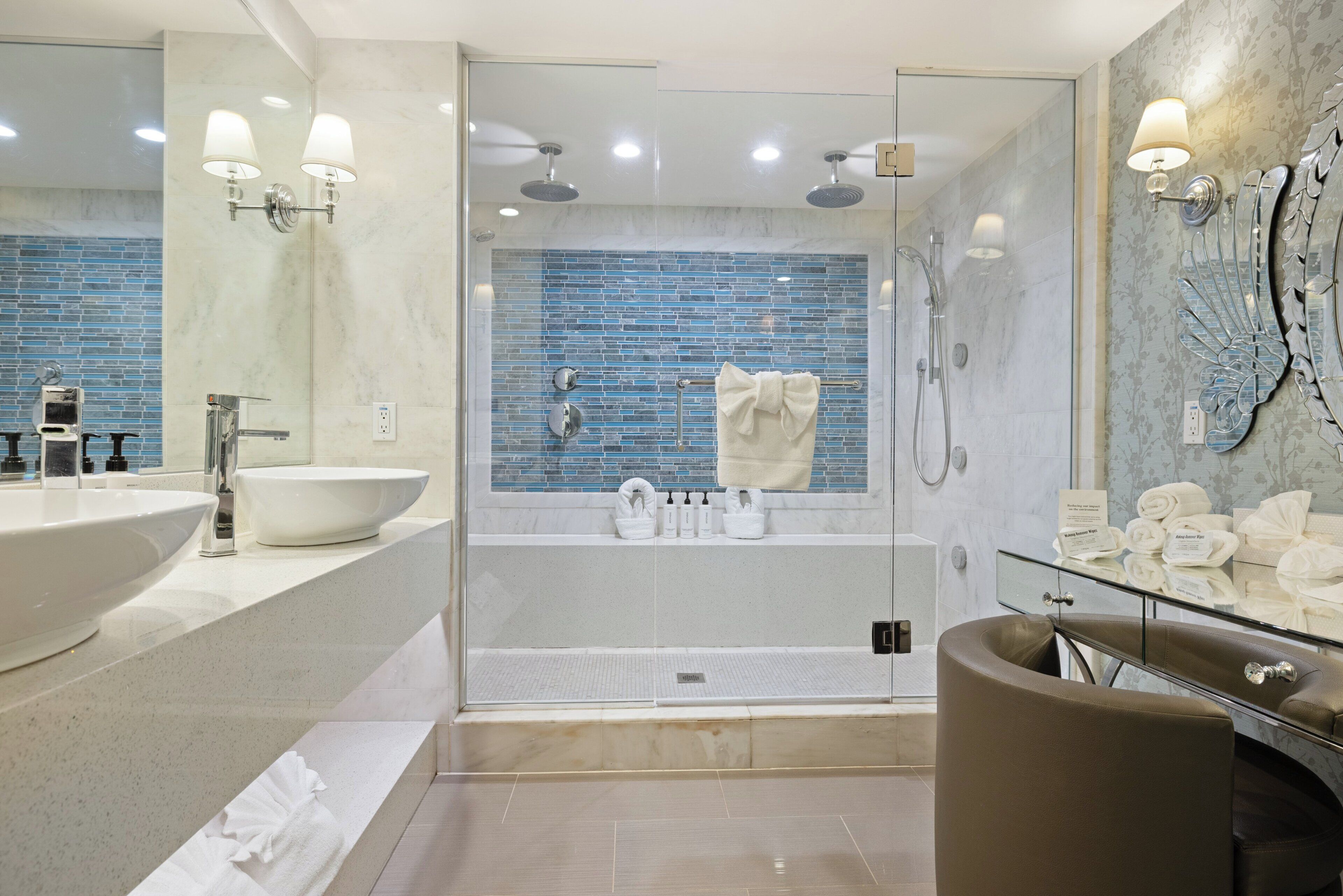 Phòng Suite, 1 giường cỡ king (Living Area, Powder Room) | Bộ đồ giường cao cấp, nệm có lớp đệm bông, két bảo mật tại phòng 