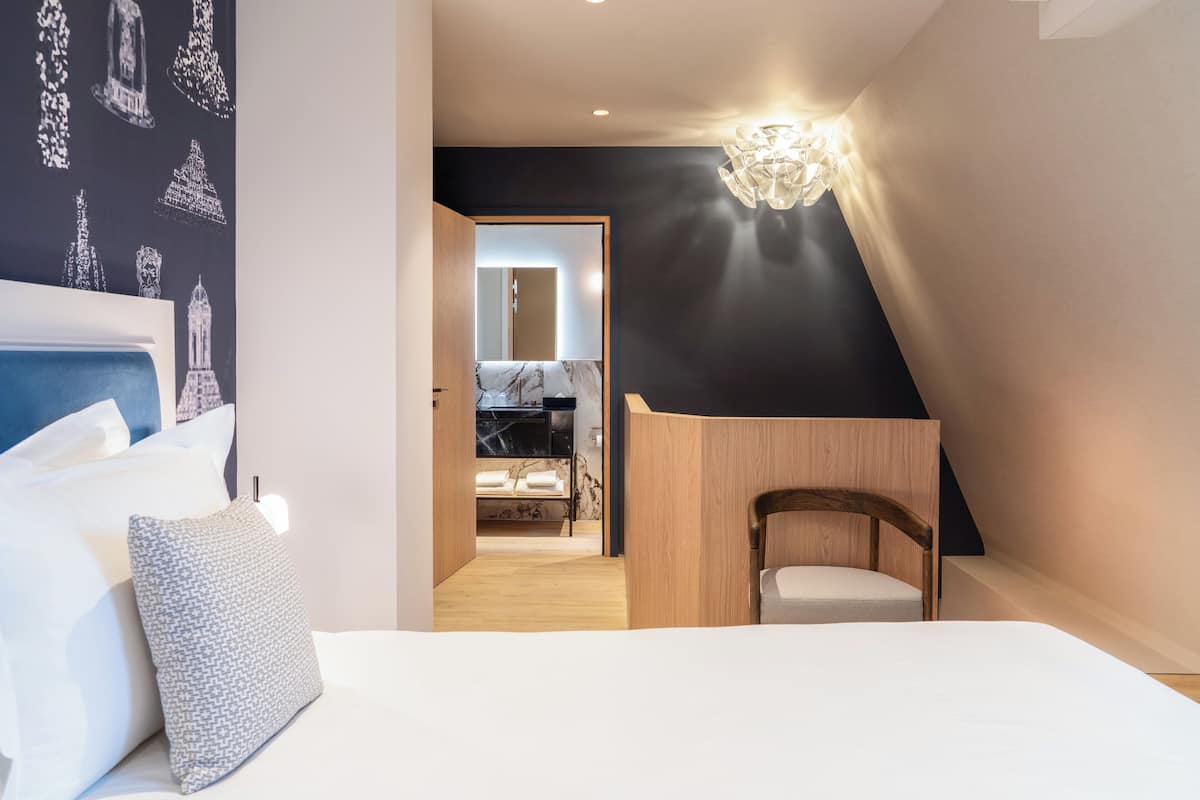 Duplex, 1 Katil Raja (King), Tower (Eiffel Tower View Room) | Peralatan tempat tidur premium, bar mini, peti besi dalam bilik