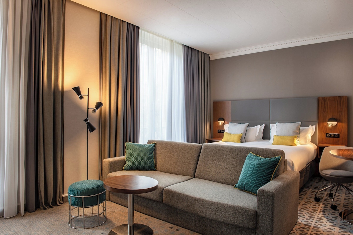 Premium Room, 1 King Bed with Sofa bed | Premium bedding, minibar, in-room safe, desk
