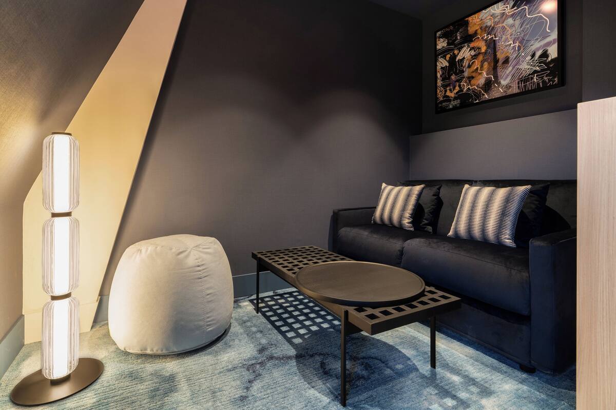 小型复式, 1 张特大床和 1 张沙发床, 塔楼 (Eiffel Tower View Junior Suite) | 高档床上用品、迷你吧、客房内保险箱、办公桌