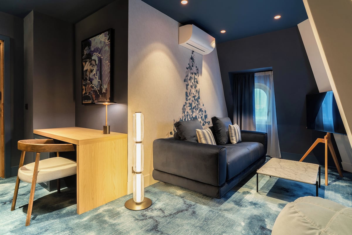 Peralatan tempat tidur premium, bar mini, peti besi dalam bilik