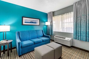 Suite, varias camas, no fumadores, cocina (2 Queen Beds, 1 Sofa Bed) | Escritorio, tabla de planchar con plancha, wifi gratis y ropa de cama