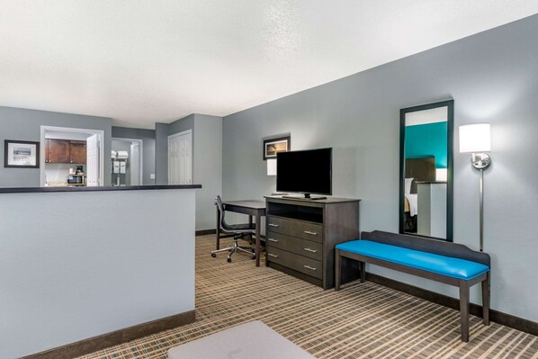 ห้องสวีท, หลายเตียง, ปลอดบุหรี่, ห้องครัว (2 Queen Beds, 1 Sofa Bed) | โต๊ะทำงาน, เตารีด/โต๊ะรีดผ้า, Wi-Fi ฟรี, นาฬิกาปลุก
