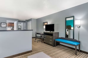 Suite, plusieurs lits, non-fumeurs, cuisine (2 Queen Beds, 1 Sofa Bed) | Bureau, fer et planche à repasser, Wi-Fi gratuit, draps fournis