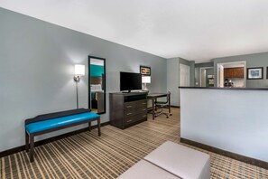 Suite, varias camas, no fumadores, cocina (2 Queen Beds, 1 Sofa Bed) | Escritorio, tabla de planchar con plancha, wifi gratis y ropa de cama