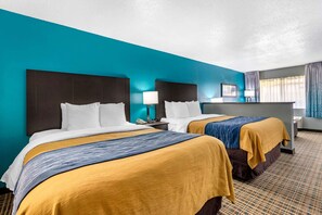 Suite, varias camas, no fumadores, cocina (2 Queen Beds, 1 Sofa Bed) | Escritorio, tabla de planchar con plancha, wifi gratis y ropa de cama