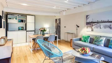Apartamento, 1 quarto | Roupas de cama premium, cofres nos quartos, cortinas blackout