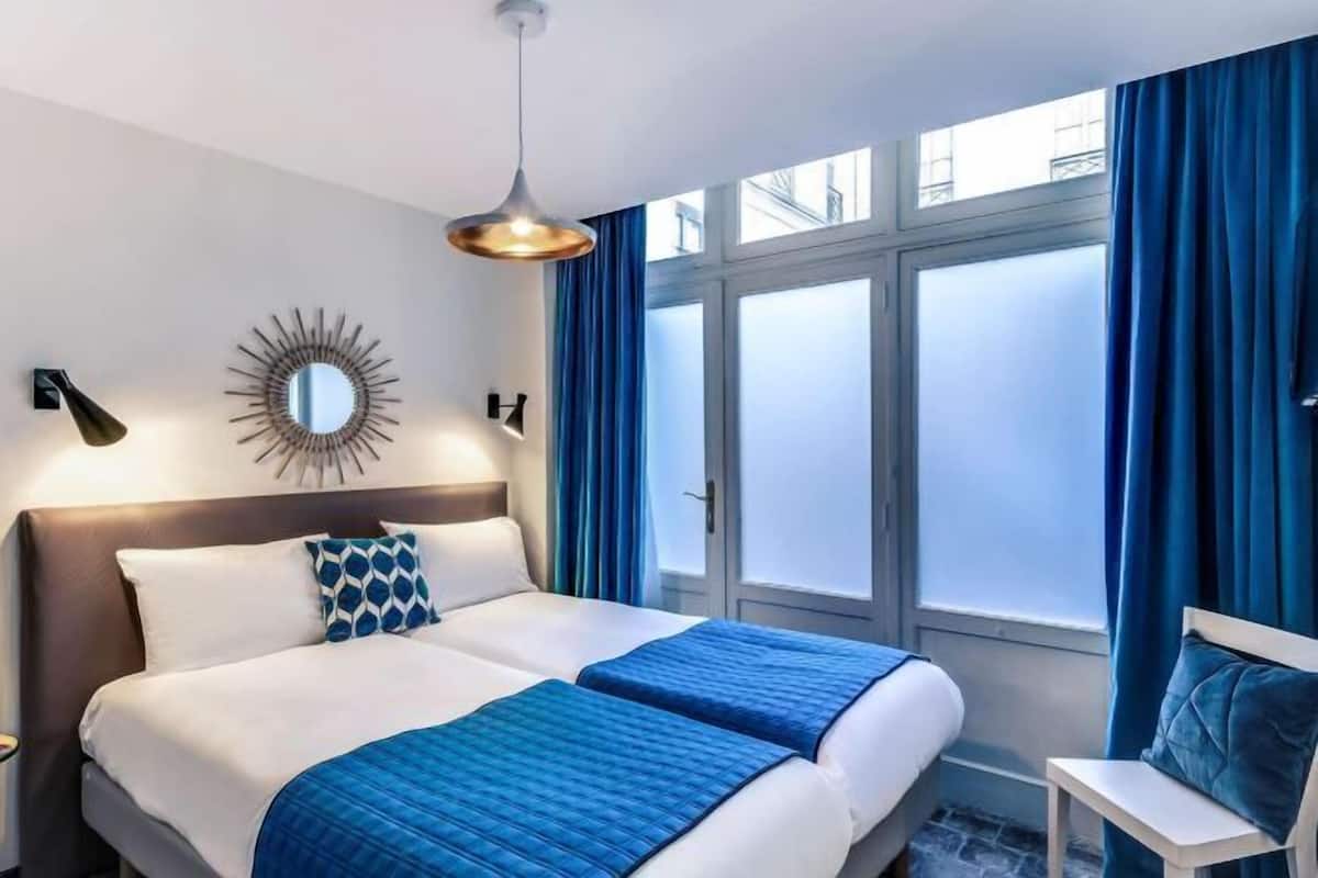 Roupas de cama premium, cofres nos quartos, cortinas blackout