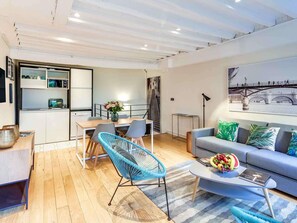 Sengetøy av topp kvalitet, safe på rommet og blendingsgardiner