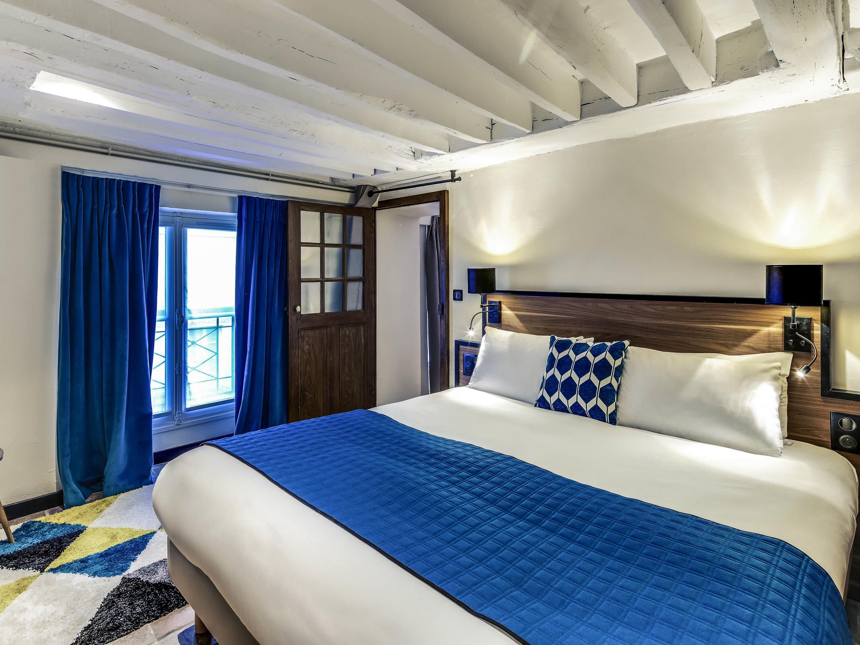 Premium bedding, in-room safe, blackout curtains, soundproofing