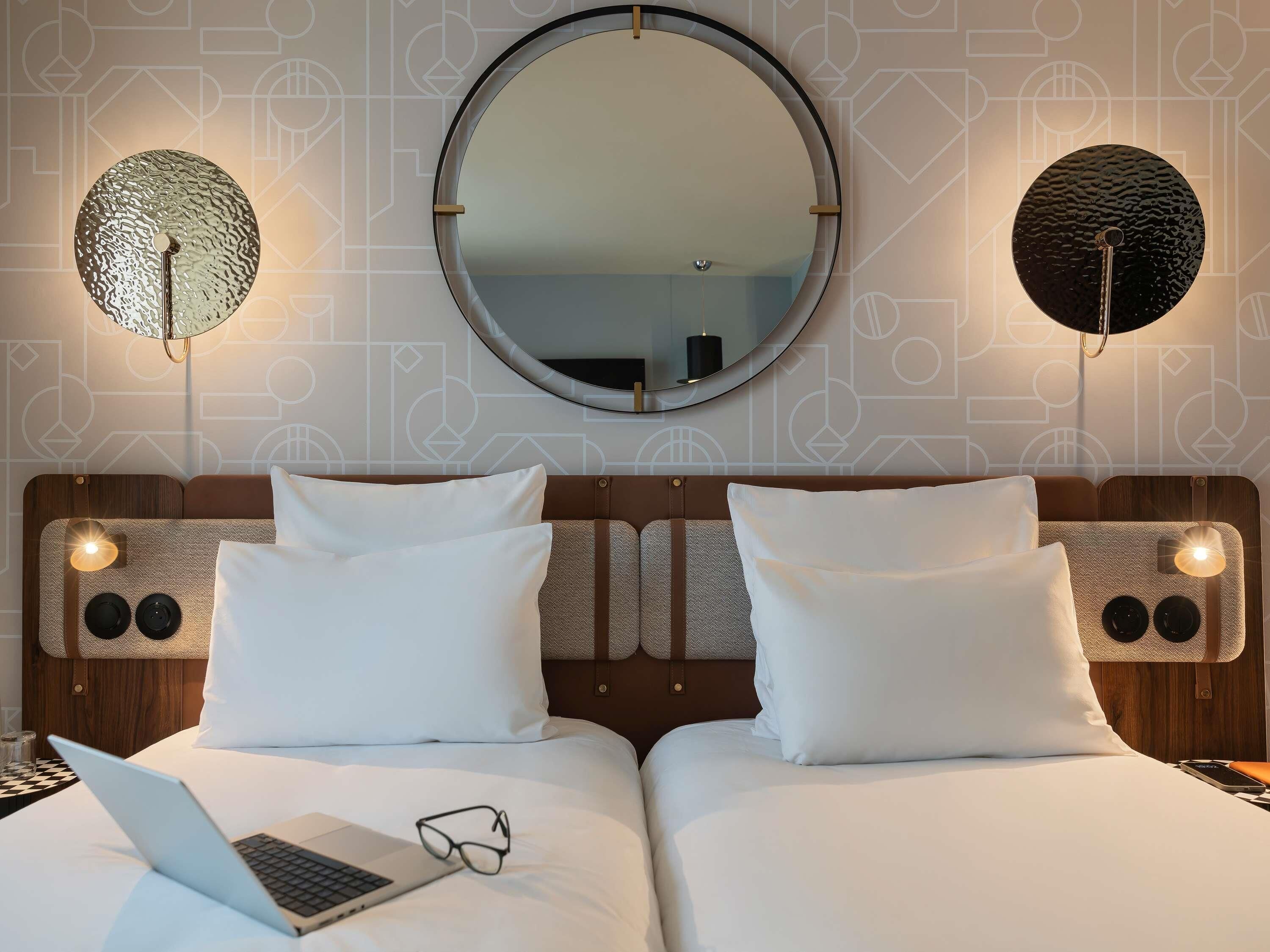 Tomannsrom – classic, 2 enkeltsenger | Sengetøy av topp kvalitet, safe på rommet og blendingsgardiner