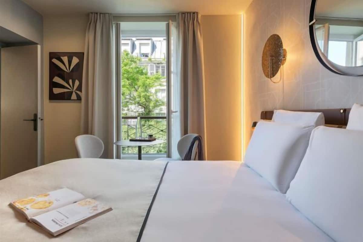 Roupas de cama premium, cofres nos quartos, cortinas blackout