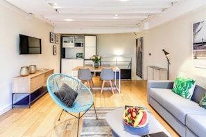 Apartment, 1 Schlafzimmer | Wohnbereich | 40-cm-Flachbildfernseher mit Satellitenempfang