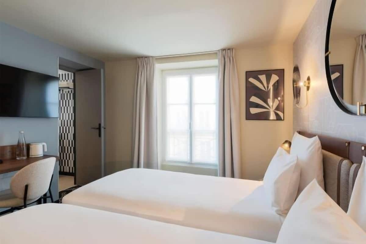 Roupas de cama premium, cofres nos quartos, cortinas blackout