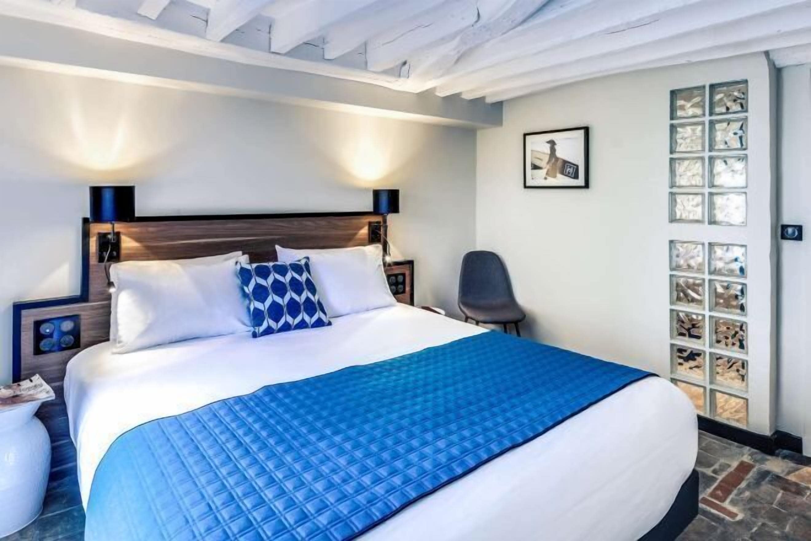 Sängtillbehör av högsta kvalitet och värdeförvaringsskåp på rummet